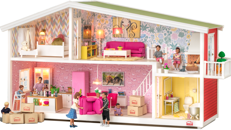 A Charming Miniature Home Amidst Gigantic Abodes! DIY Miniature Dollhouse!